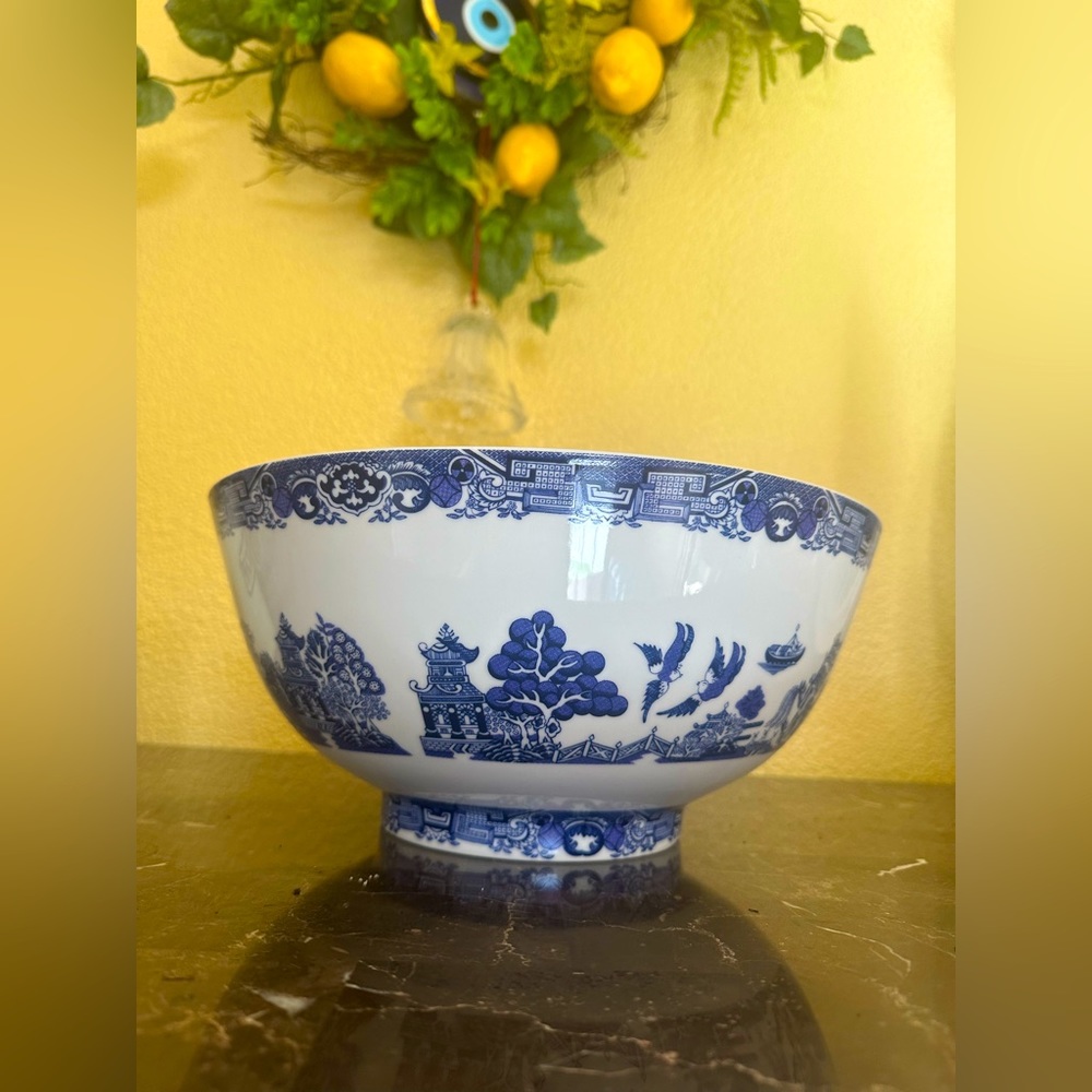 VTG Chinoiserie Large Blue Willow Royal Cuthbertson 12 1/4” bowl-